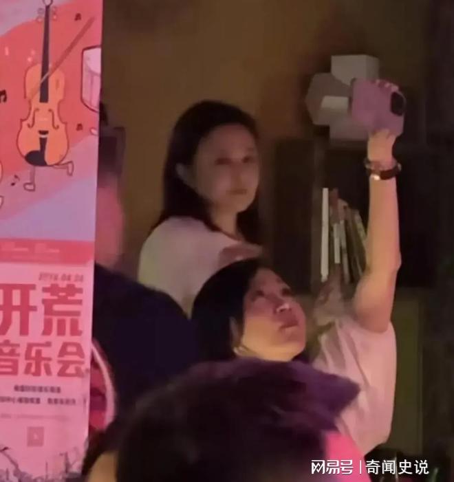 久久久自偷拍引发热议，网友热议其背后动机，专家呼吁加强隐私保护