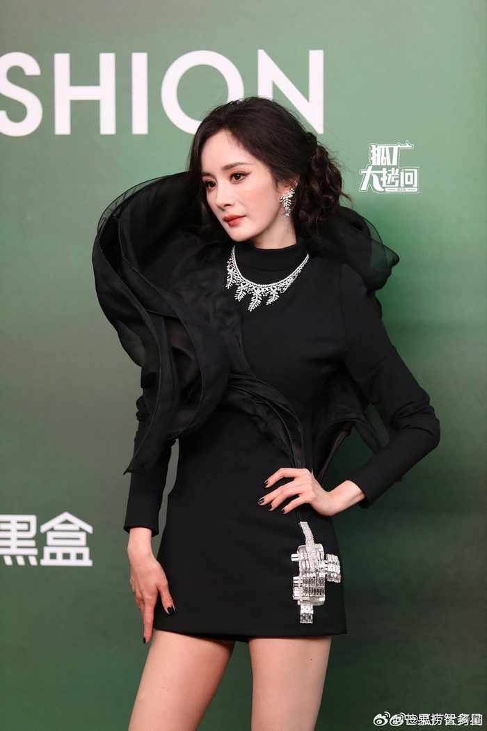 杨幂新片黄色风格惊艳亮相，时尚造型引热议，观众期待值飙升