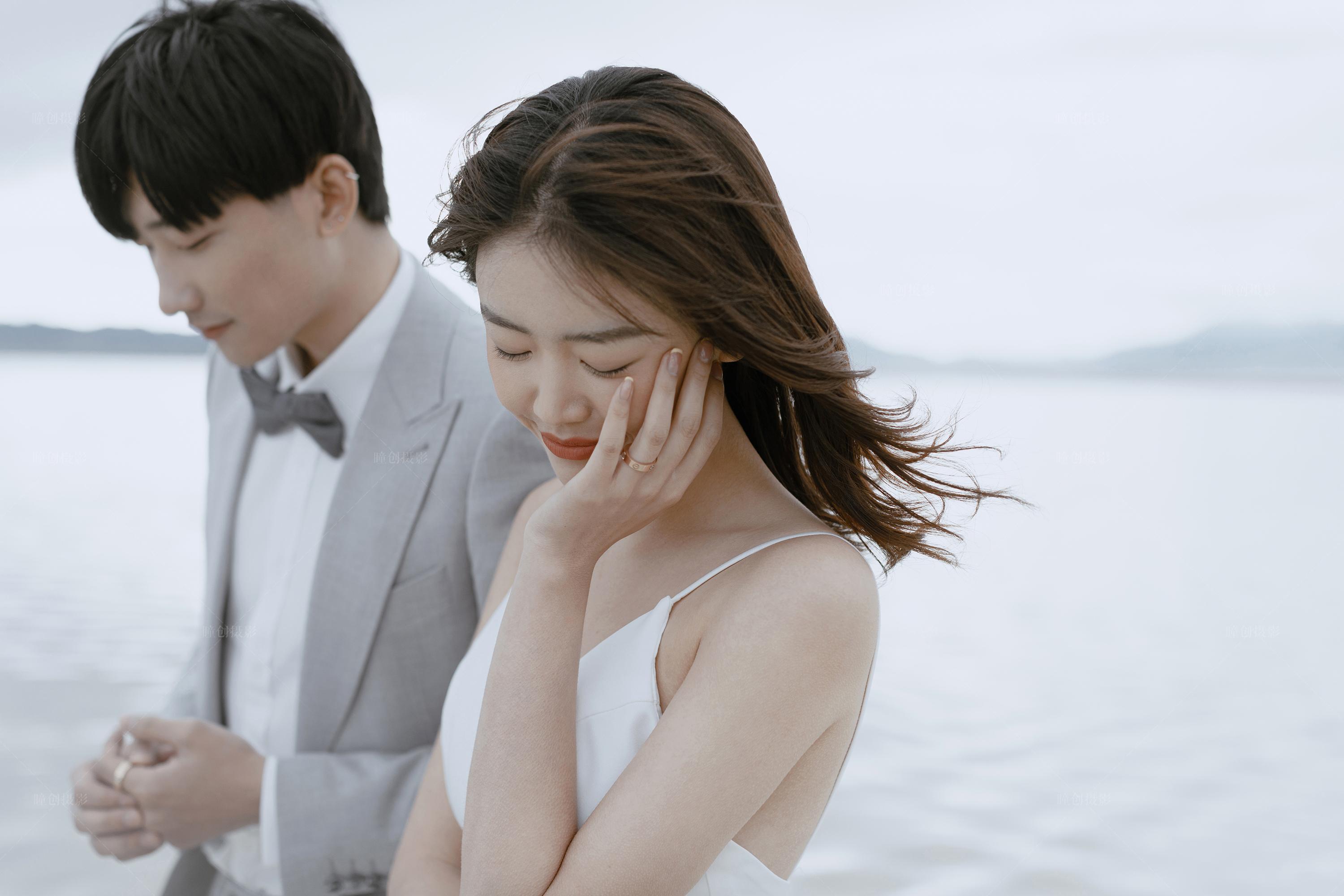 新婚夫妻浪漫自拍定格幸福瞬间，甜蜜笑容点亮海滨，记录爱情最美的模样