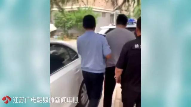日本洗澡偷窥毛毛B浜引发热议，网友呼吁加强监管，保护隐私安全刻不容缓