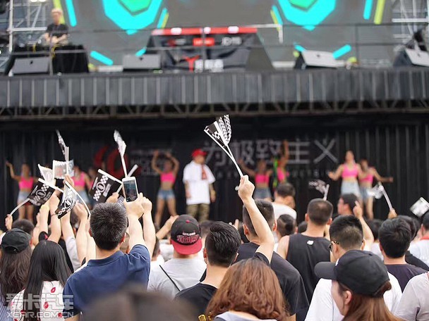 2.jizzl8震撼现场，激情燃爆全场，音乐盛宴不容错过
