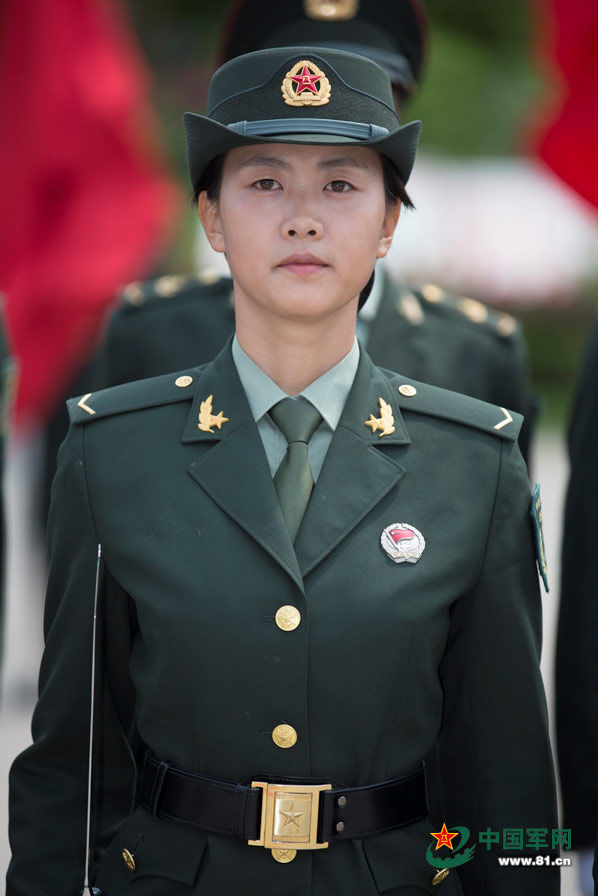 中国女兵训练日常视频展现英姿飒爽风采，传递正能量，彰显军人本色