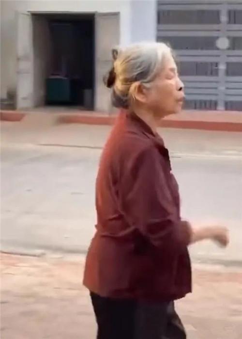 躁老太老太騷BBBB引发热议，网友热议躁老太老太騷BBBB，专家解读背后社会现象