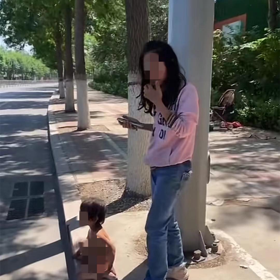 9岁女孩光溜溜上学引发热议