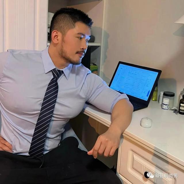 猛男大J8自慰Chinese浜健身教练分享独家增肌秘诀，高效训练，科学饮食，快速提升男性魅力
