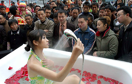 偷拍美女洗澡毛片高清视频，真实偷拍美女沐浴，浴室隐秘拍摄高清视频，严禁传播违法内容
