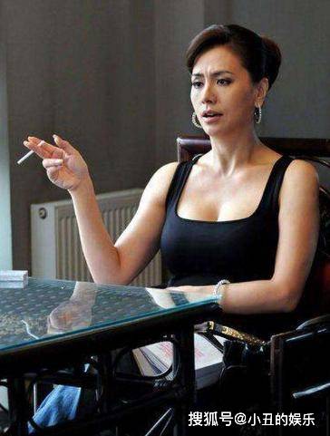60岁老熟女风采依旧魅力不减，岁月沉淀优雅气质，成熟女性独有韵味