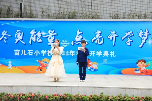 *丁香五月日老师的教学风采,温暖如五月阳光,点亮学生梦想* *丁香五月日老师的教学风采,温暖如五月阳光,点亮学生梦想*