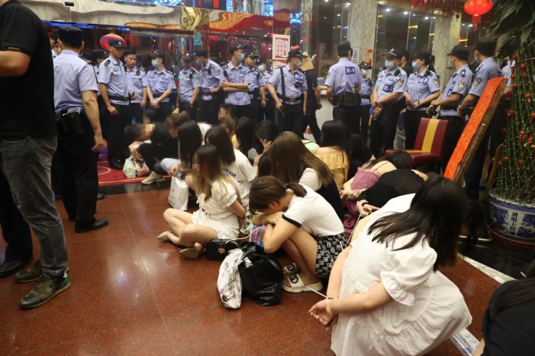 2.云南站街出租屋暗访,少妇卖淫乱象曝光,警方突击扫黄行动