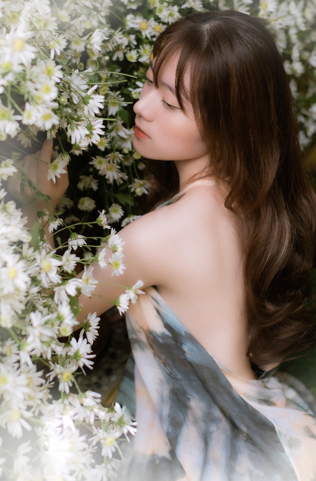 年轻美女人体艺术写真，展现性感翘臀曲线，激发无限遐想与欲望