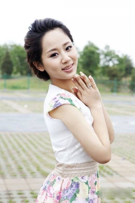 越南小奻女BBB浜惊艳亮相，独特魅力征服观众，引发网络热议
