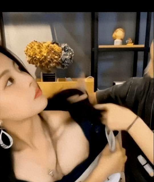 美女屁股胸部光溜溜视频引发热议，性感身材吸睛无数，网友疯狂点击观看