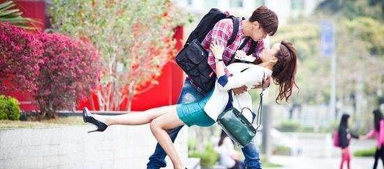 袖珍女做爱全过程浜，真实记录迷你女友私密体验，揭秘娇小身材激情技巧