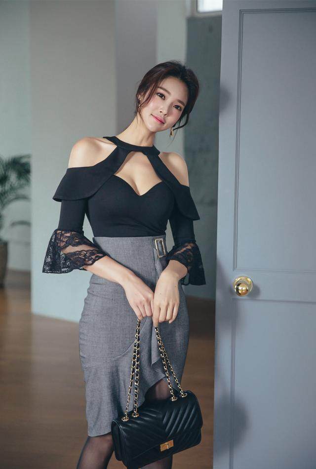 老熟女重囗味HDXX70广场舞热辣来袭，舞动青春，展现魅力，引爆全场激情