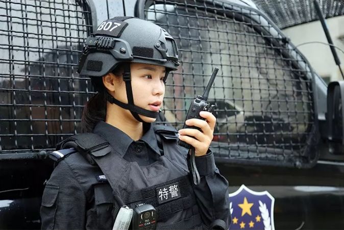 女警花英勇制服歹徒，展现非凡身手，守护城市平安与正义