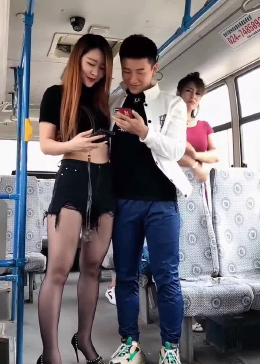 公交车与少妇泬泬邂逅车厢暧昧情愫，颠簸路途，欲说还休