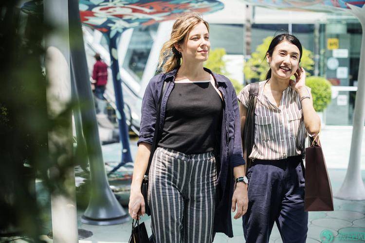 亚洲女同与欧美女同文化差异探讨,爱情故事背后的社会态度,多元视角解析 亚洲女同与欧美女同文化差异探讨,爱情故事背后的社会态度,多元视角解析