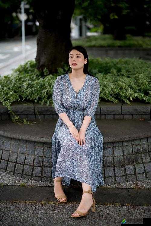 欧美熟女4KxxxxHD极致诱惑，高清画质展现成熟魅力，性感风情尽显无余
