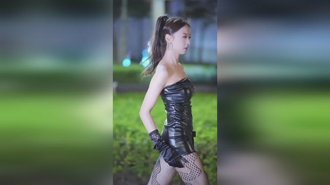 法国老熟妇的优雅魅力，岁月沉淀的风情，迷人韵味永存心间