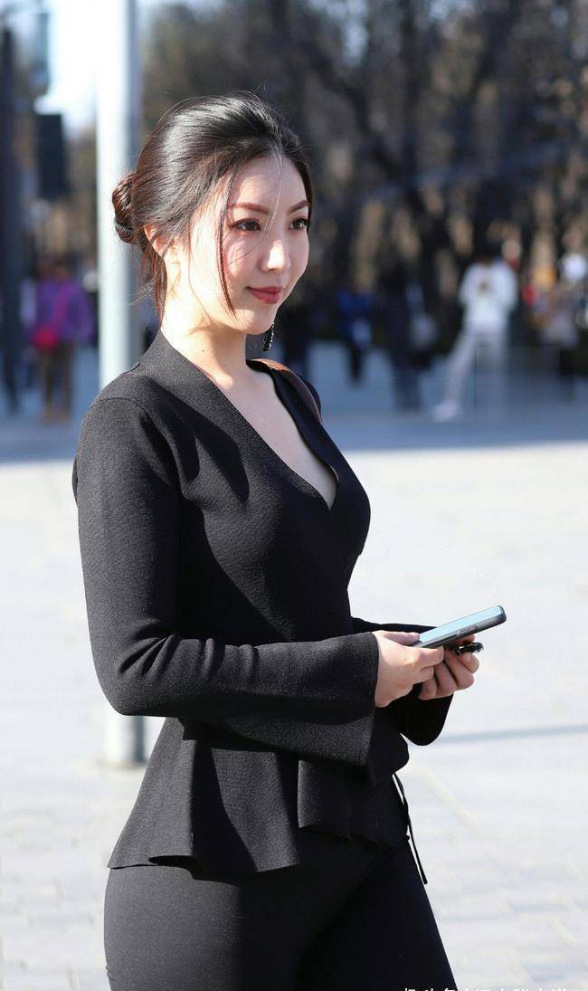 丰满熟妇在线分享魅力生活，成熟女性风采，展现自信优雅