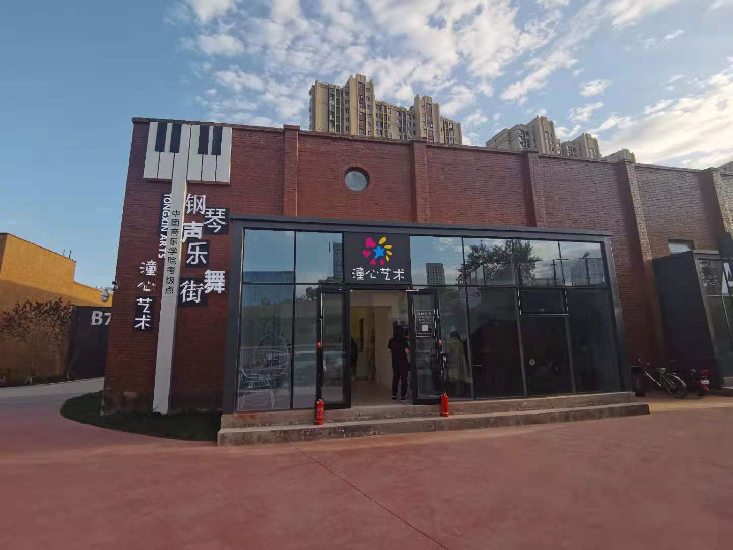 欧美另类毛片探索独特风格，揭秘小众审美趋势，感受另类情色艺术魅力