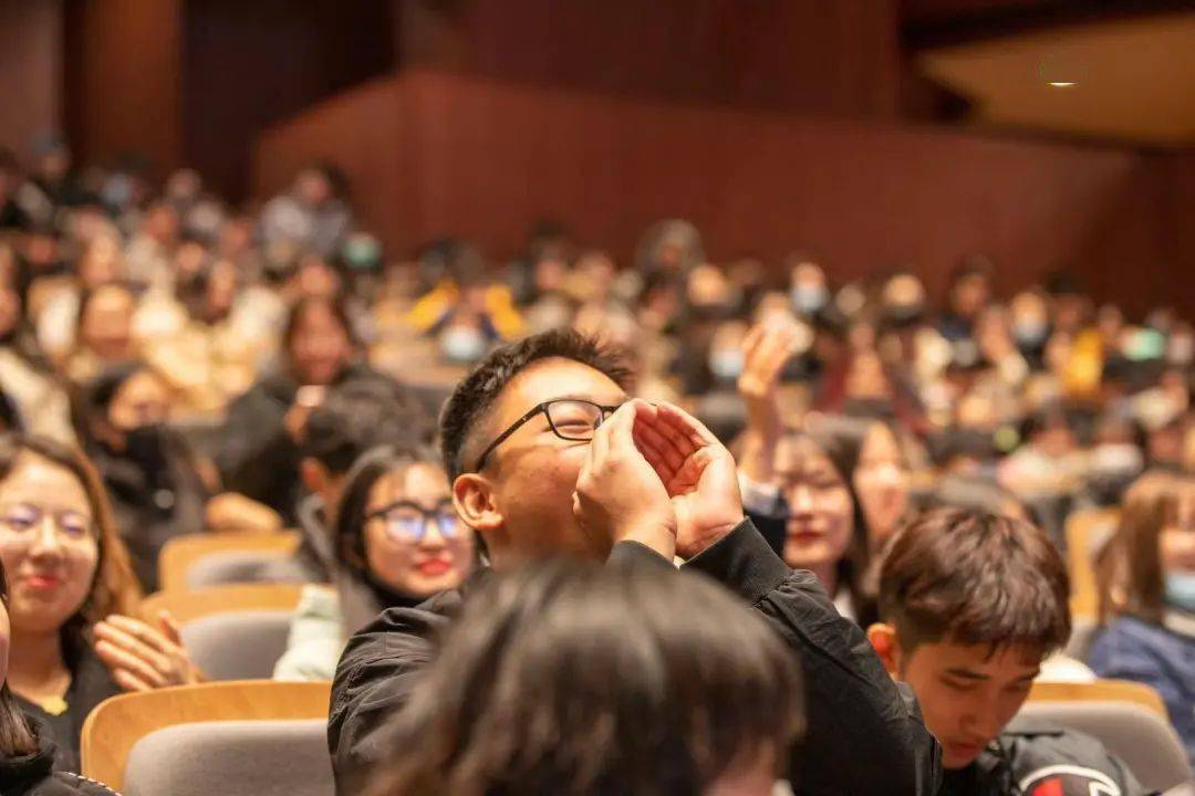 国产理论一区午夜电影热映，探讨人性深度，引发观众热议与思考