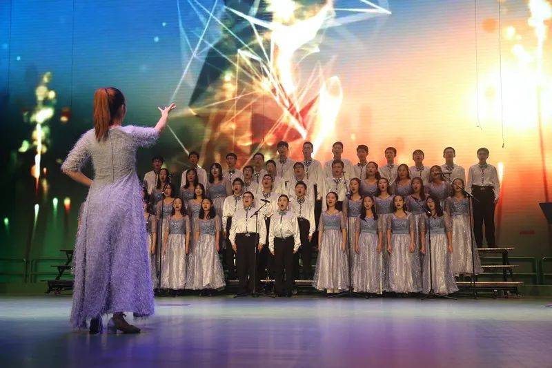 五月天丁香色绽放青春旋律，温柔时光，谱写梦想乐章