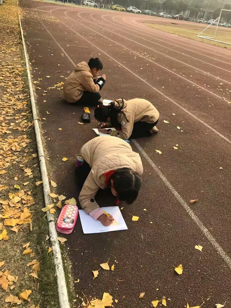 制服下的绣感藏匿着青春秘密，探寻校园记忆，细数针线间的温柔故事