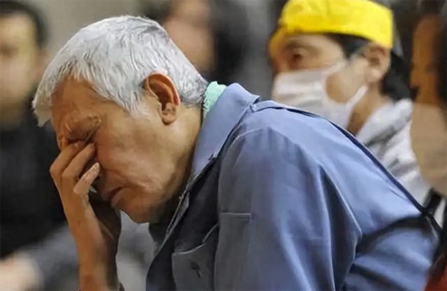 被老头操玩弄命运的老人如何重获新生，揭露背后真相，寻找救赎之路
