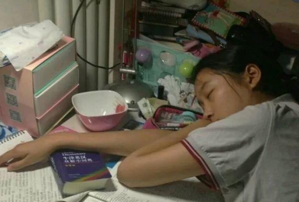 高中tk白嫩脚心vk浜引发热议，青春校园话题持续升温，网友热议不断