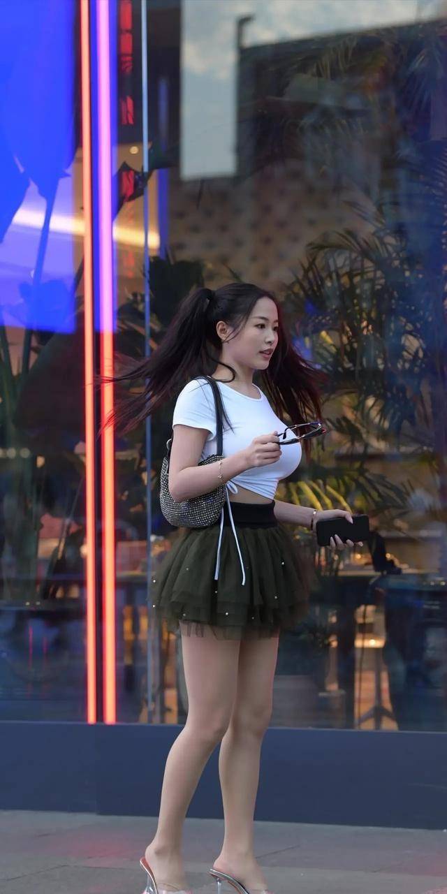 白嫩玉足TK一丨VK轻盈漫步，柔美曲线，尽显优雅魅力