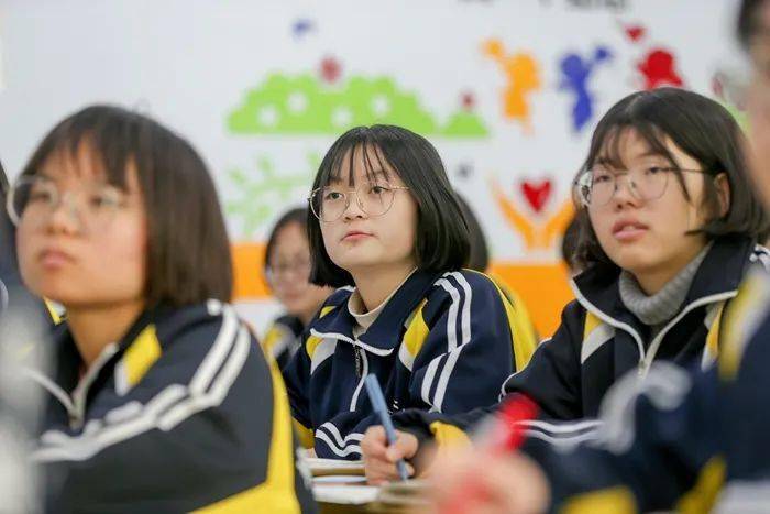 激情五月天av绽放青春梦想，点燃夏日热情，共享音乐盛宴