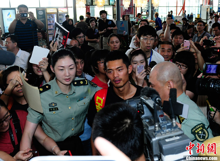 国外帅气男生被tk吸引网友热议，颜值与才华并存，引发全球粉丝疯狂追捧