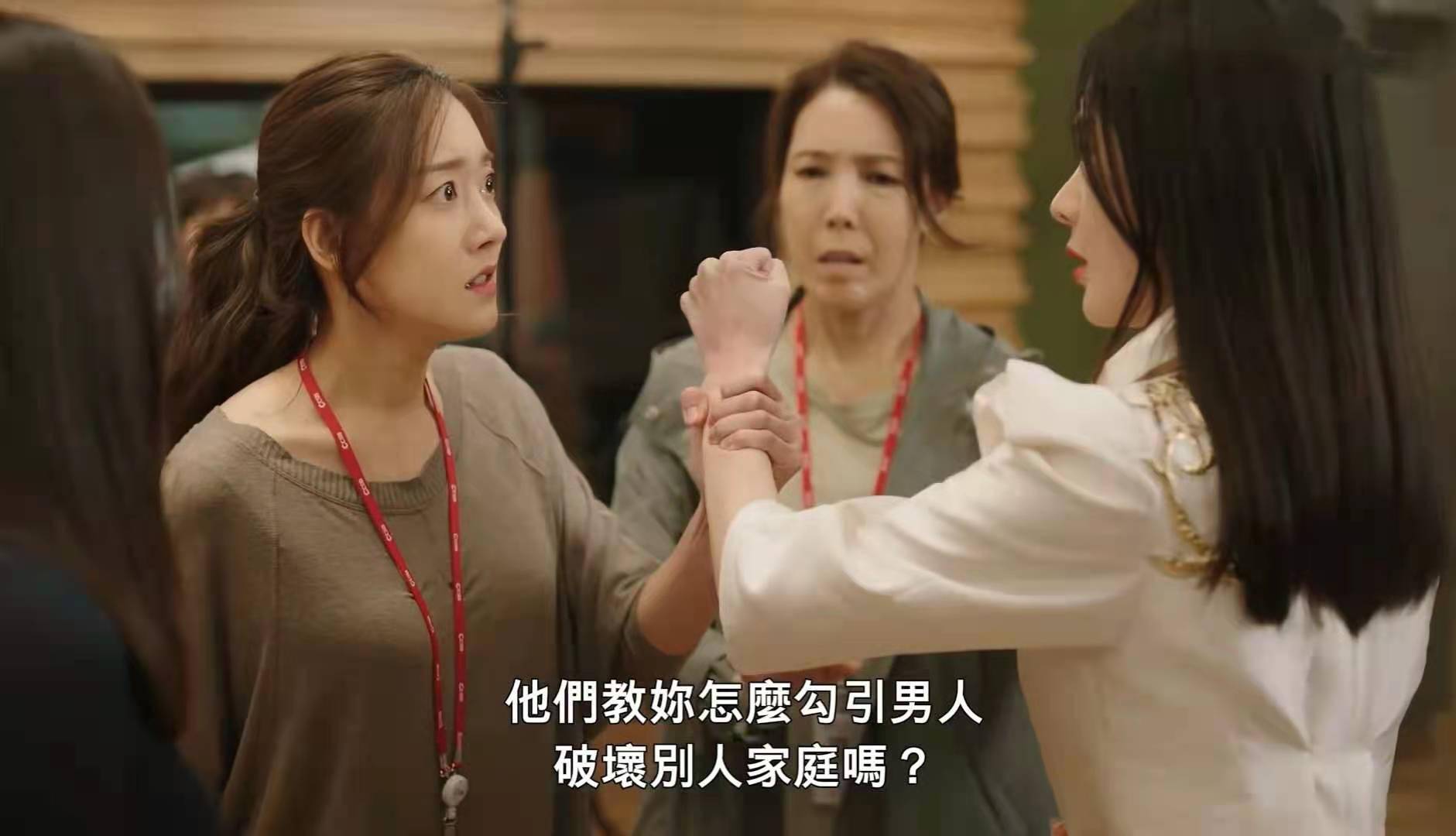 梦莹被刘老头疯狂进入浜的隐秘往事,背后真相令人震惊,情感纠葛与复仇交织 梦莹被刘老头疯狂进入浜的隐秘往事,背后真相令人震惊,情感纠葛与复仇交织