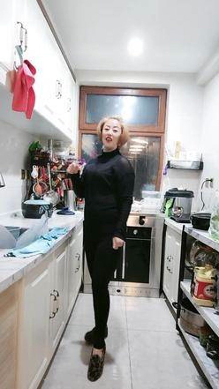 2.边做饭边被躁BD苍井空苍井空趣事，厨房里的欢乐时光，美食与笑声交织