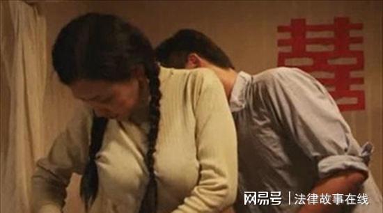翁媳肏屄禁忌之恋背后的伦理挣扎，家庭矛盾与情感纠葛，揭秘隐秘关系的社会影响