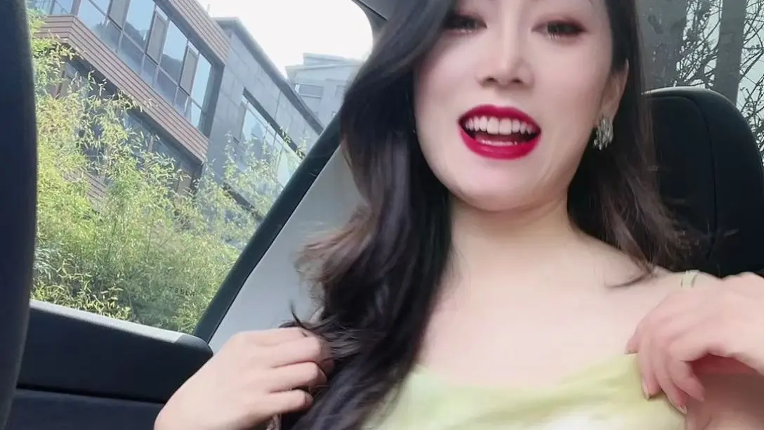 微熟女免费小视频尽显优雅魅力，时尚穿搭与自信风采，轻松展现成熟女性独特韵味