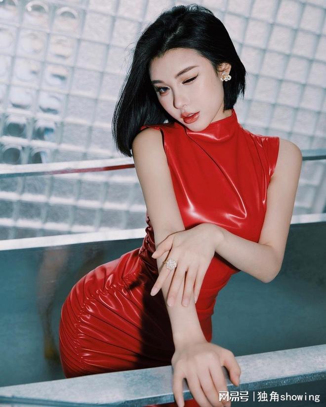 极品丰满欧洲金发美女写真，性感火辣身材，魅力四射诱惑，尽显异域风情