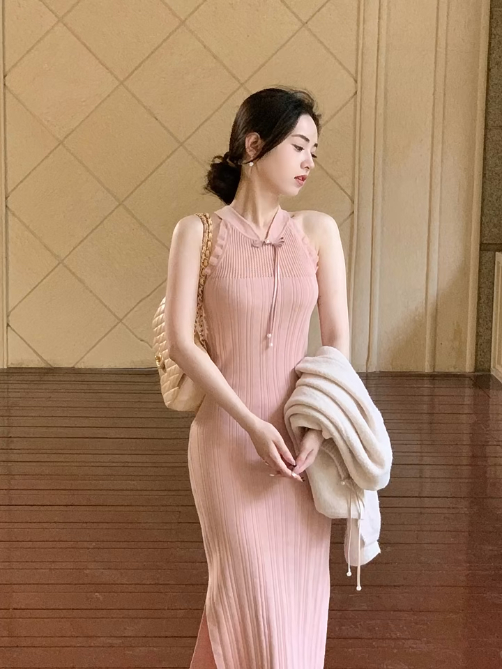 隔壁练瑜伽的人妻引发小区热议，温柔身姿背后藏着秘密，邻居们纷纷猜测真相