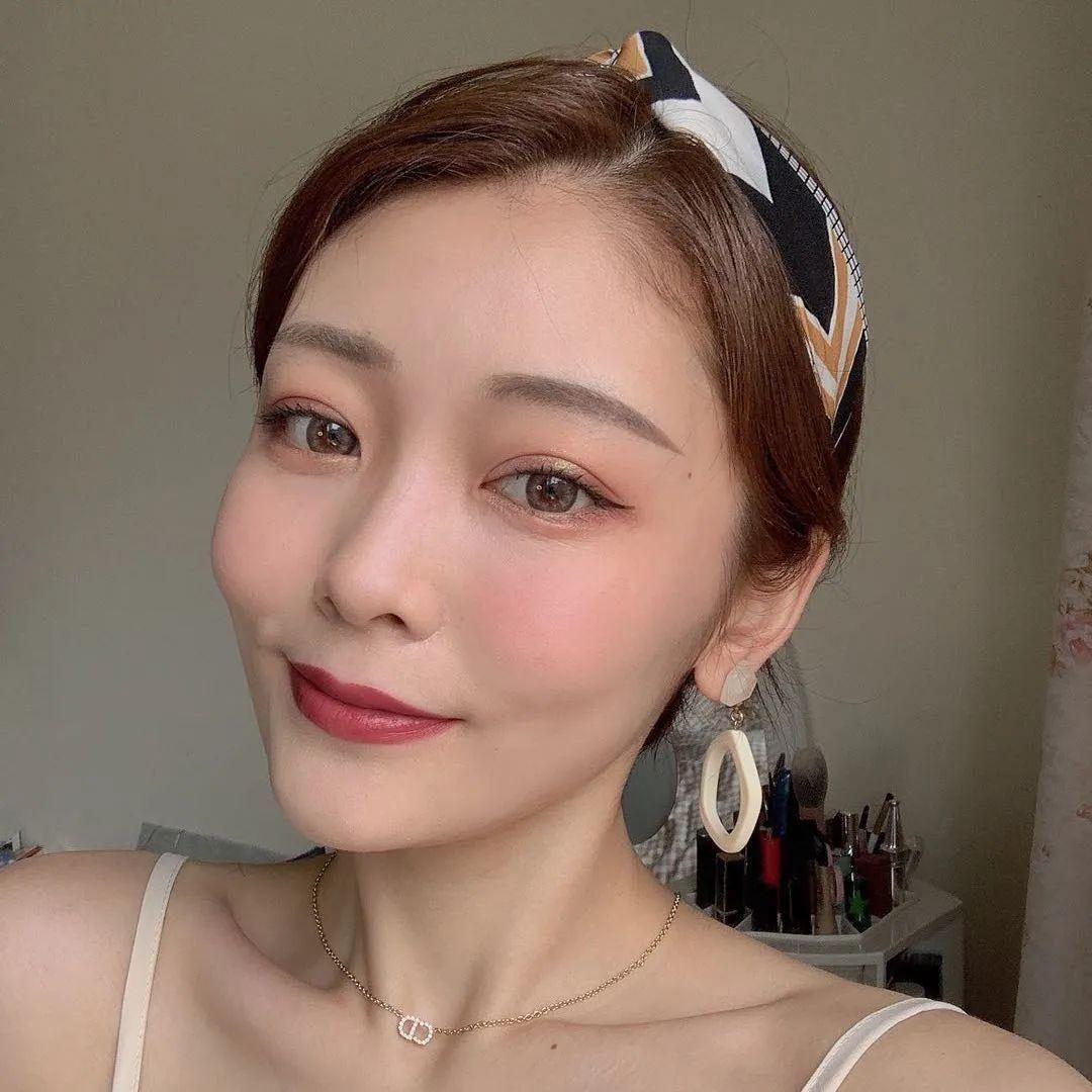 少妇桑bb的精致生活日常，分享穿搭美妆心得，展现优雅魅力