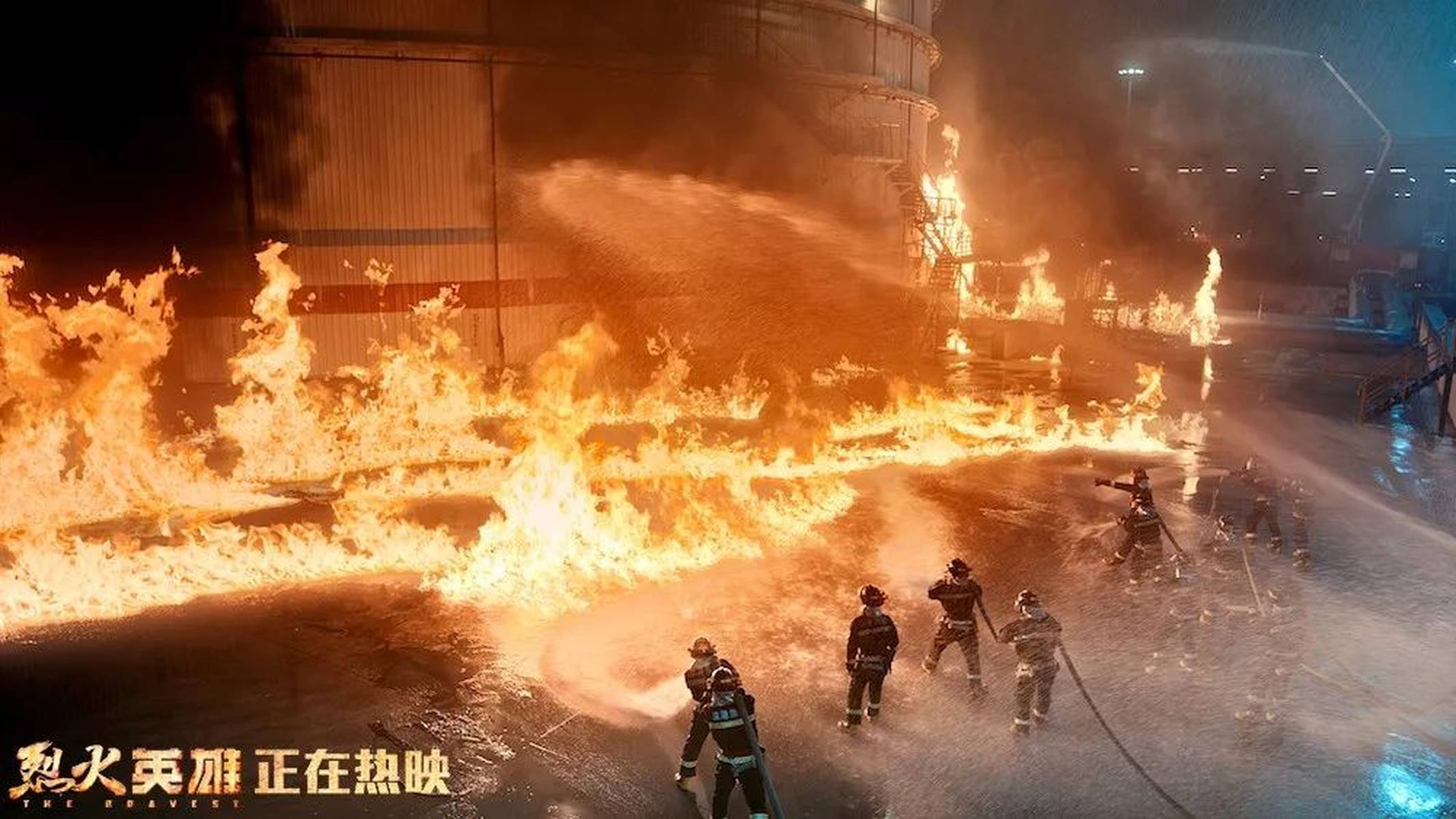 无遮挡男女一进一出视频真人浜火爆全网，真实场景引发热议，网友直呼太刺激