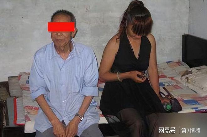 丰满女邻居与老太婆浜的激情碰撞，隐秘欲望交织，深夜禁忌之恋悄然上演