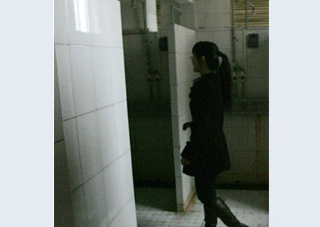 偷拍熟女如厕28p真实记录，隐秘角落，浴室偷窥，熟女私密瞬间全收录