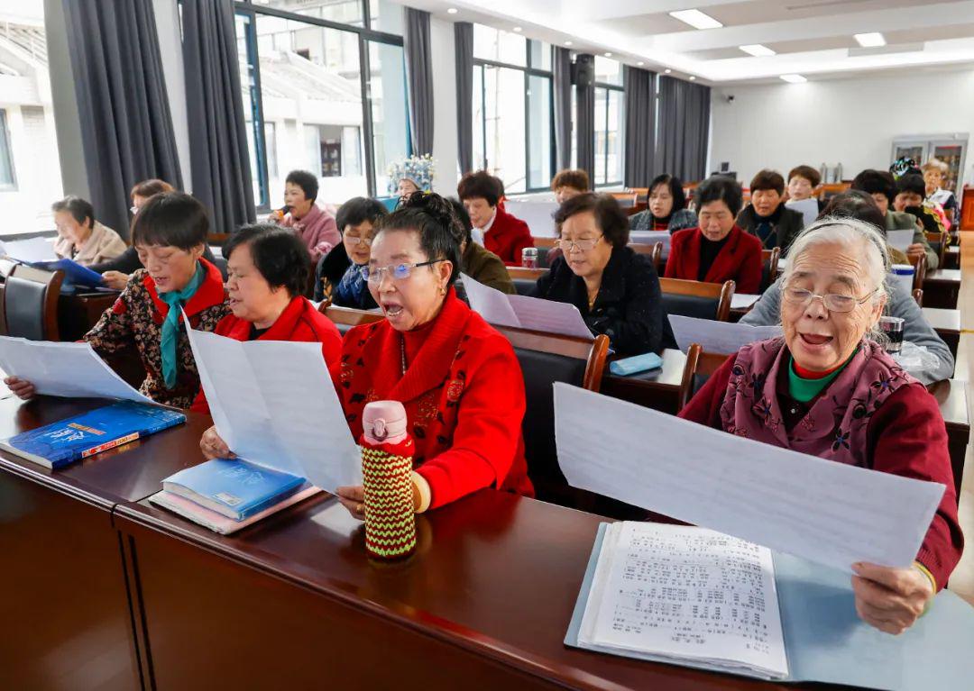 专干中国老太婆HD引发热议，探讨老年群体权益保护，关注社会热点话题