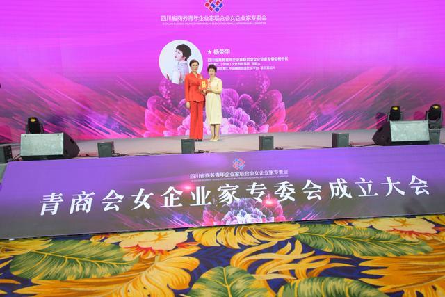 熟妇五十路，风华依旧，岁月留香，优雅绽放人生新篇章
