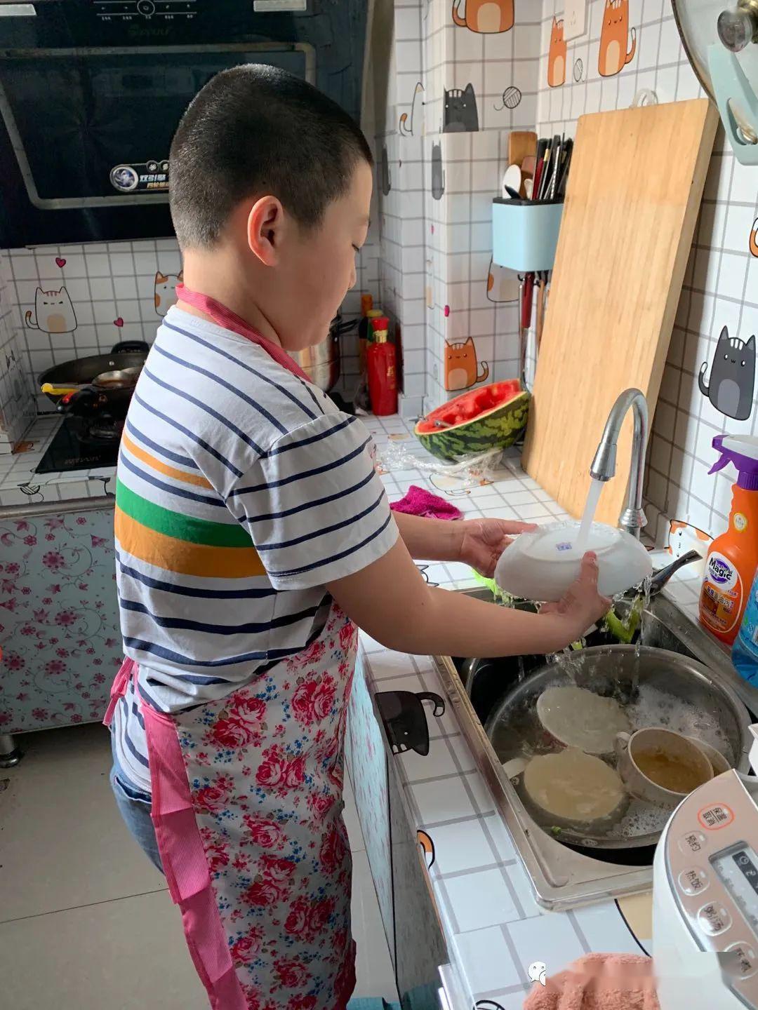 印度熟妇的乡村生活日常，洗衣做饭带孩子，平凡中见真情