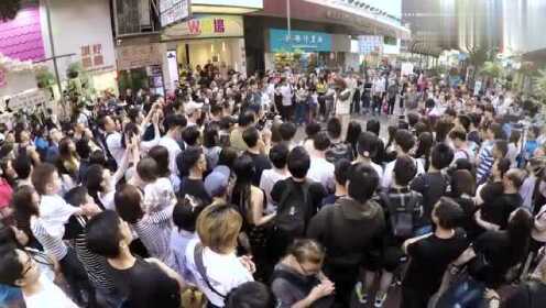 2.老太脱裤子让我进去，路人围观热议，现场混乱不堪，警方介入调查
