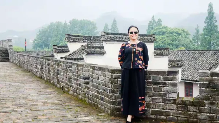 丰韵犹存老女人绽放成熟魅力，优雅从容，岁月沉淀独特风情