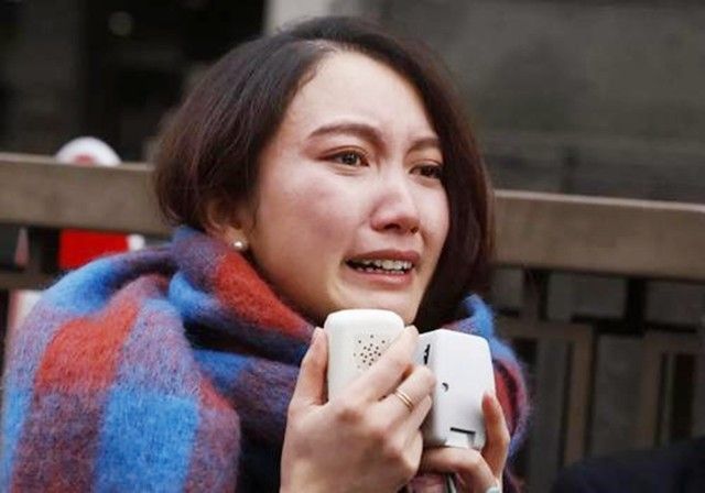 毛片一女的被三个人玩弄真实经历，揭露背后黑暗，受害者勇敢发声