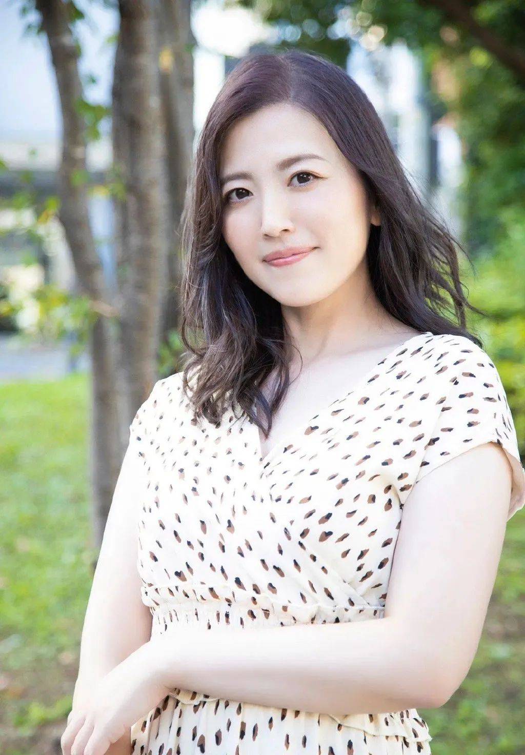 亚洲熟女魅力无限，风情万种，尽显优雅成熟韵味